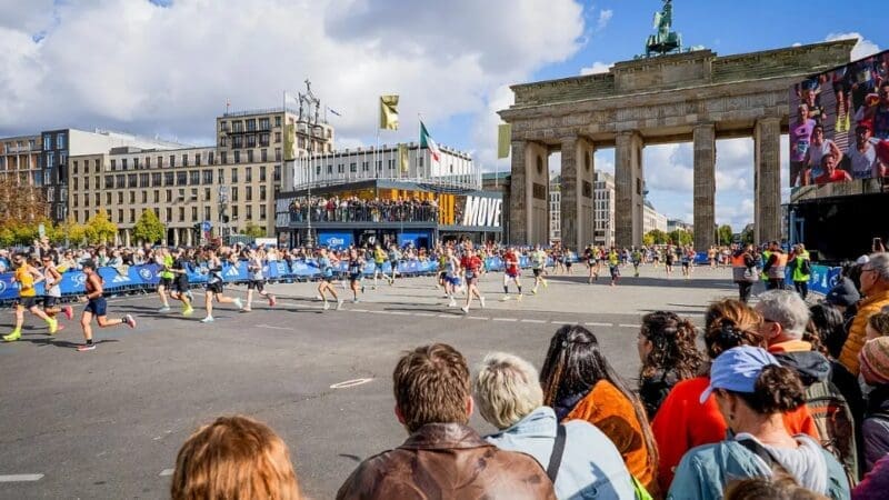 crowds watching runners in the berlin marathon